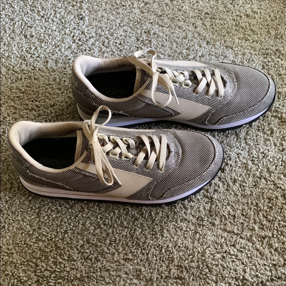 NWOT Women’s Brooks Chariot Athletic Sneakers